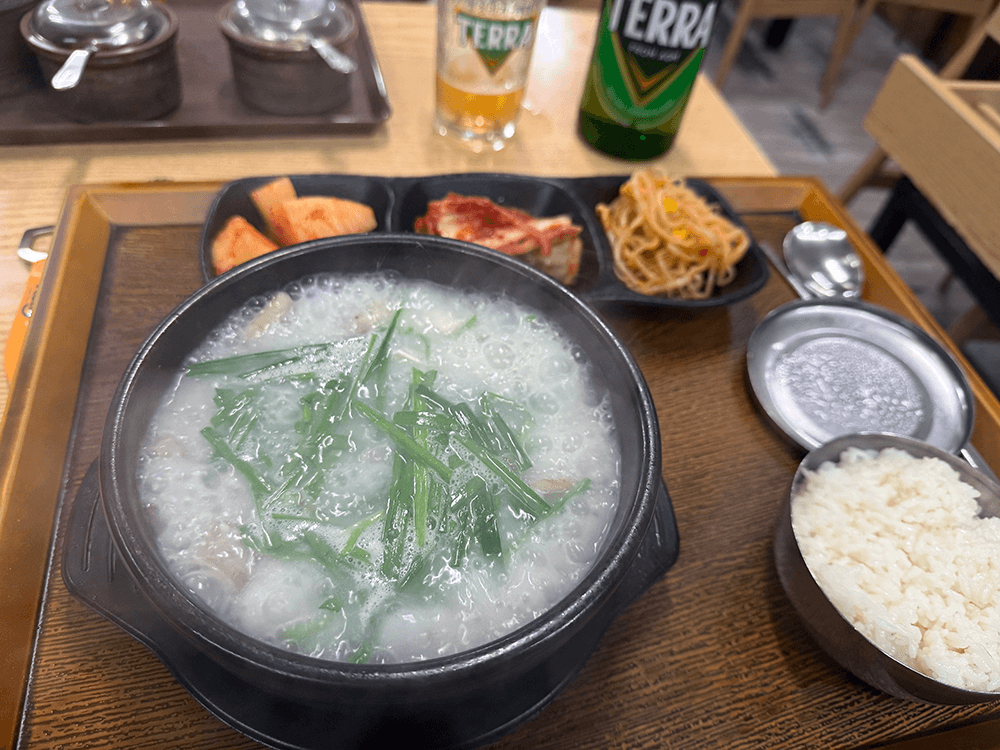 The boiled white soup in the lack earthenware pot
